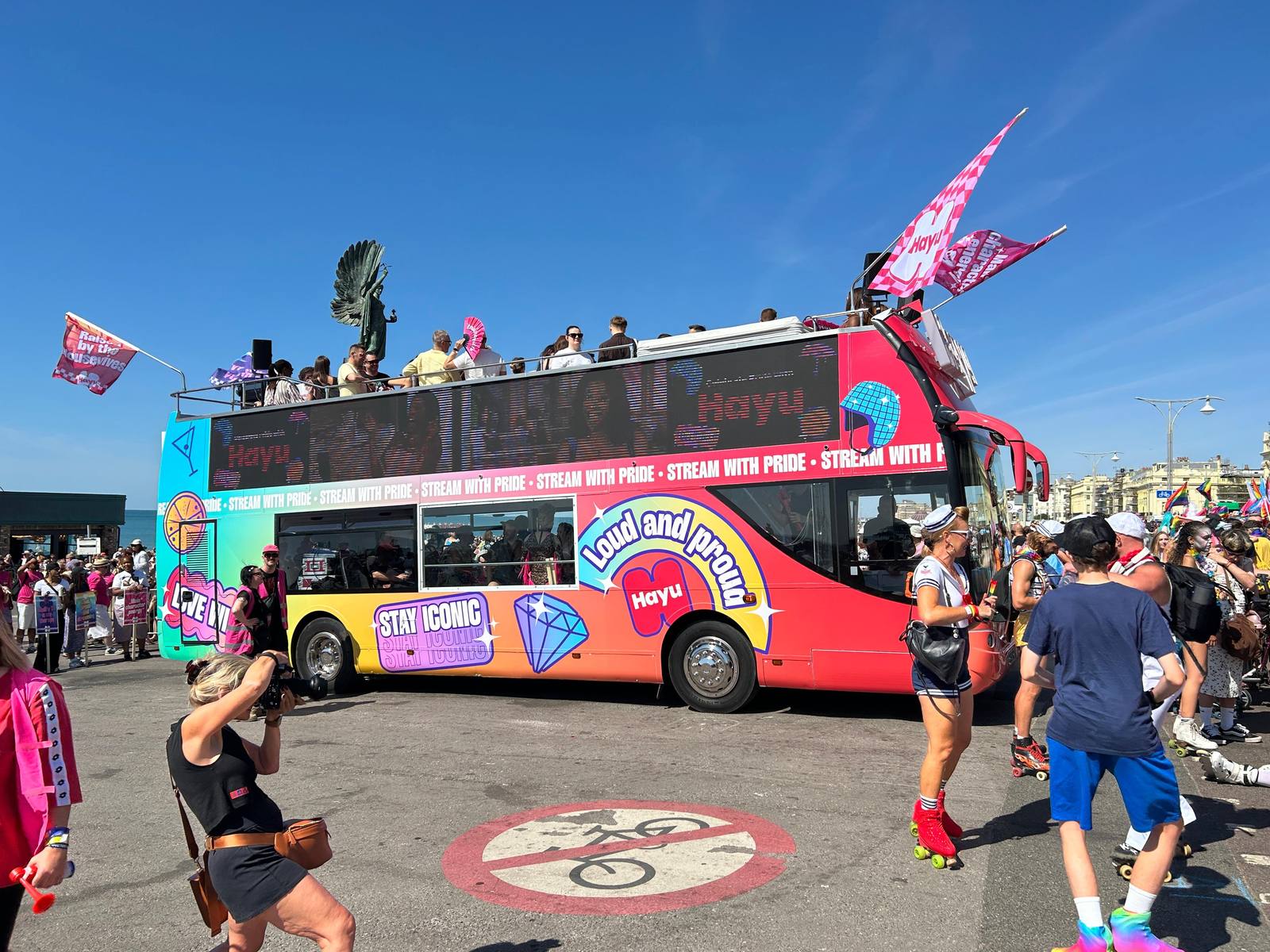 Hayu bus with crowd