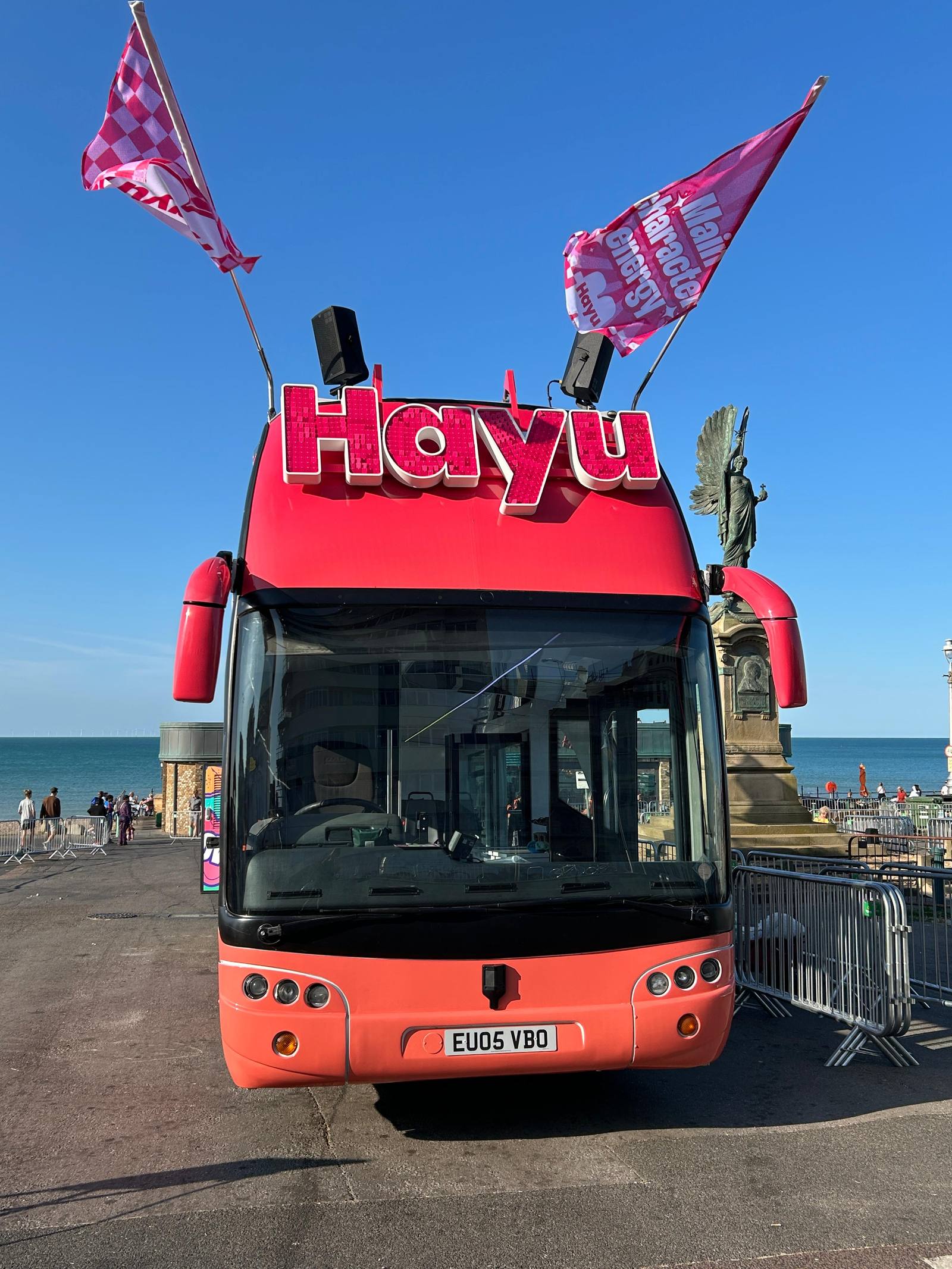 Hayu bus front by the sea